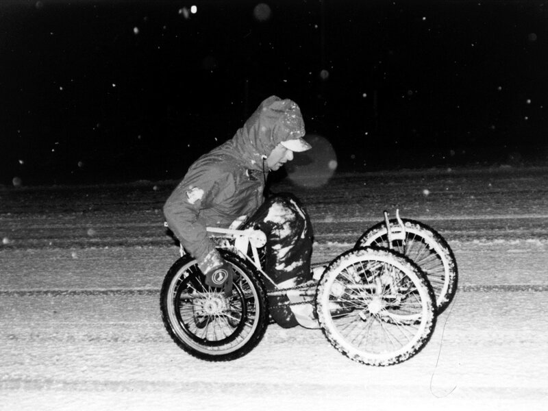 Le 6 décembre 1986, Rick Hansen pousse son fauteuil roulant d’hiver à quatre roues motrices près de Parry Sound, en Ontario.