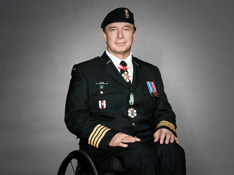 Rick Hansen en uniforme comme colonel honoraire de l’Unité interarmées de soutien du personnel (UISP). 
