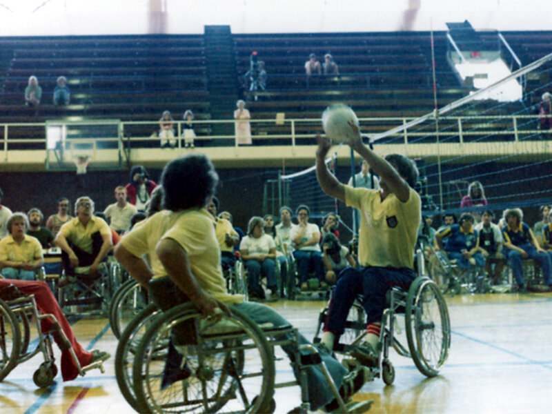 Rick Hansen joue au volleyball en fauteuil roulant rendu à la maison après sa réadaptation.