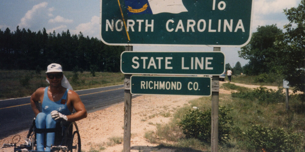 Rick Hansen traverse la frontière de l’État de la Caroline du Nord. 