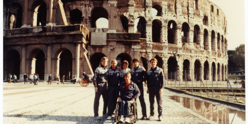 L’équipe de la Tournée mondiale Rick Hansen devant le Colisée, à Rome, en Italie.