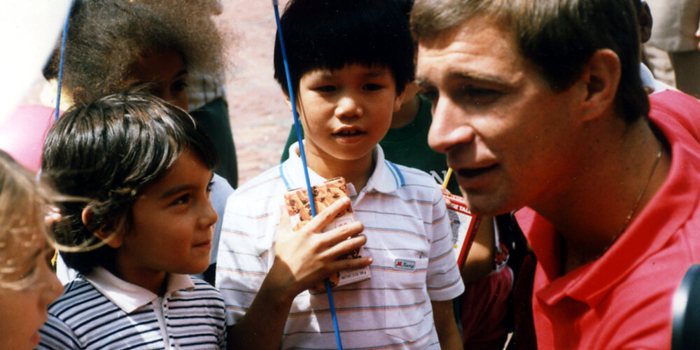 Rick Hansen with school children in New England in August of 1986.