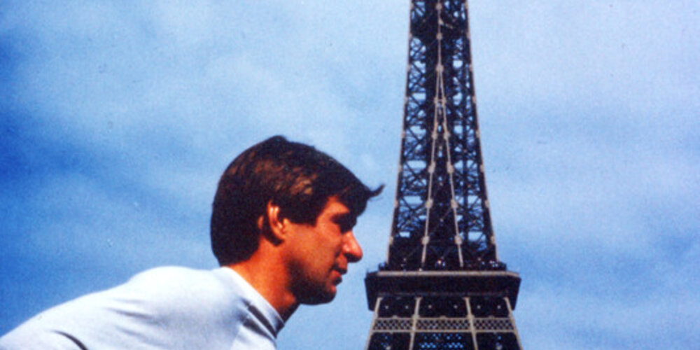 En 1985, Rick Hansen devant la Tour Eiffel, à Paris, en France.