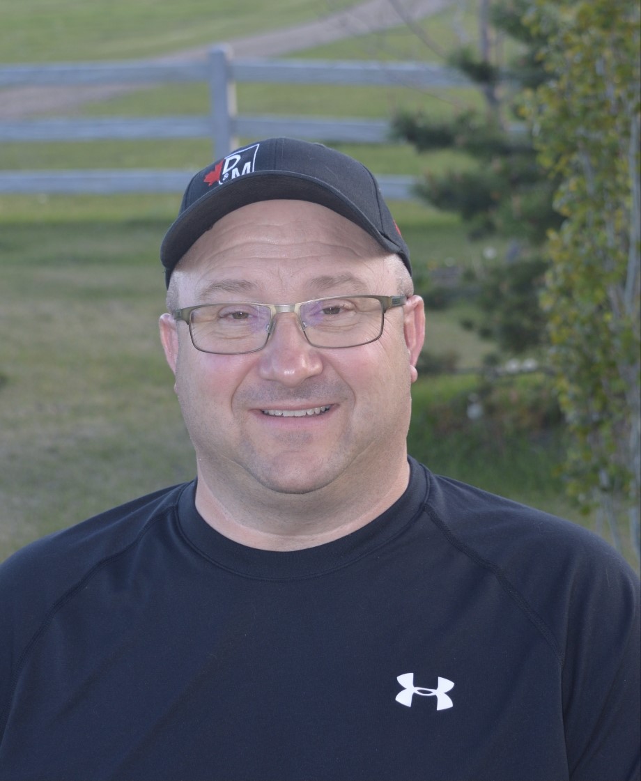 man with hat and glasses, outdoors, smiling