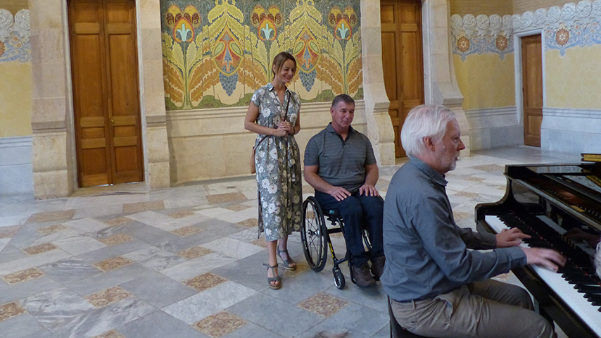 Internationally reowned blind jazz musician, Ignasi Terraza, plays the piano for Ivana and Rick.