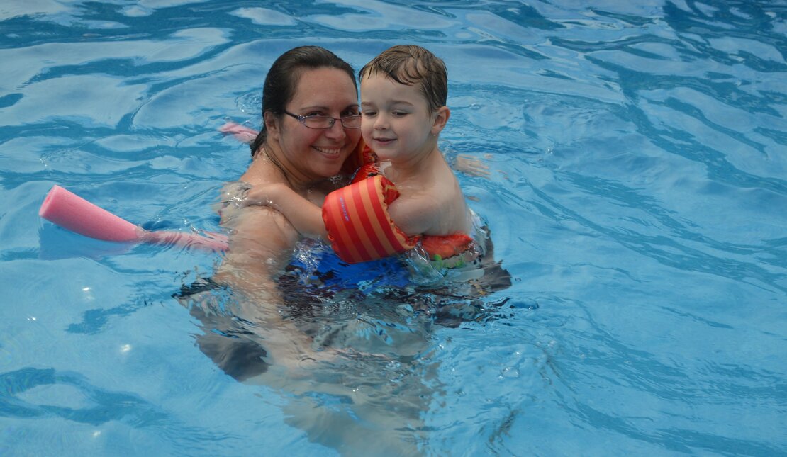Marjorie and Thomas in a swimming pool 