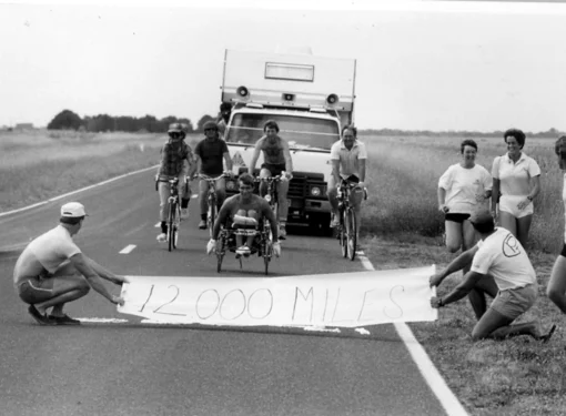 Rick Hansen franchit la marque de 12 000 milles, tout juste à l’extérieur de Kingston, en Australie.