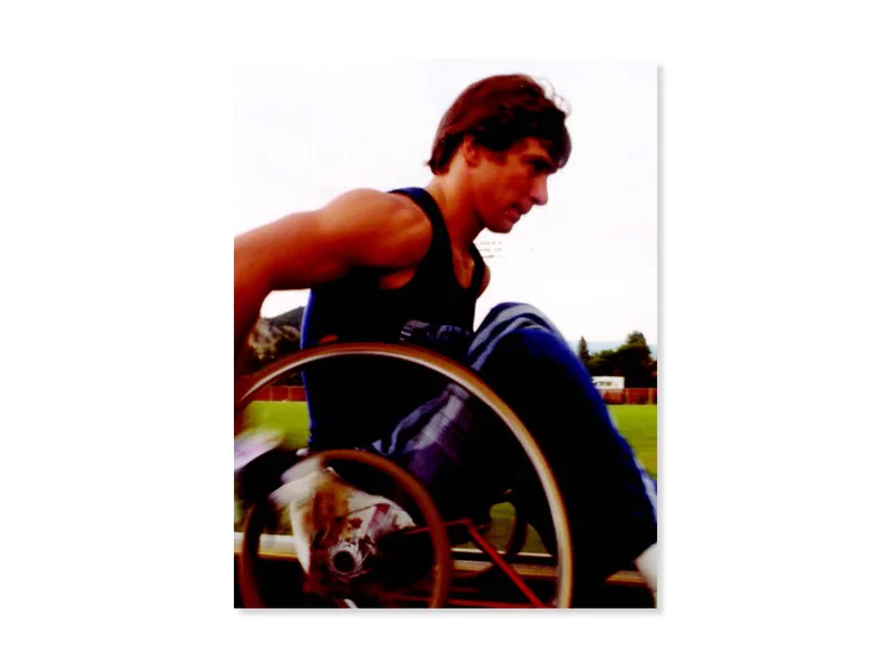 Rick Hansen pendant la Tournée mondiale Rick Hansen qui semble concentré à pousser son fauteuil roulant.