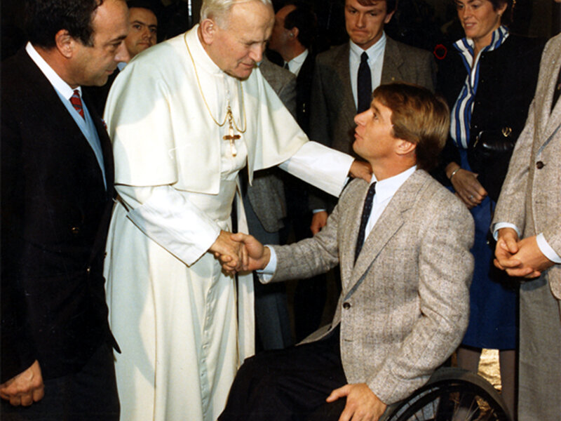 Rick Hansen rencontre le pape Jean-Paul II, au Vatican, à Rome, en Italie, pendant la Tournée mondiale Rick Hansen.