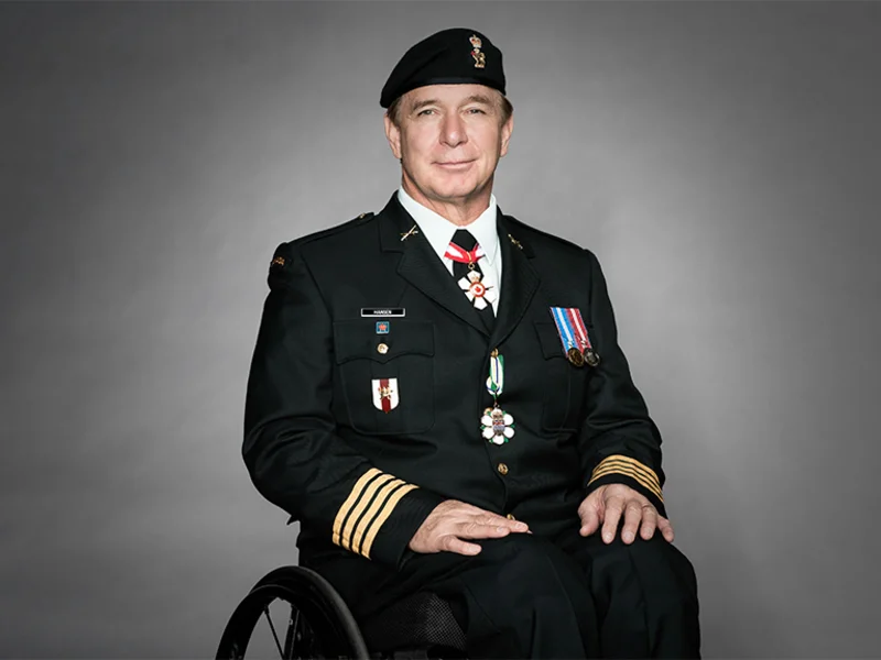 Rick Hansen en uniforme comme colonel honoraire de l’Unité interarmées de soutien du personnel (UISP). 