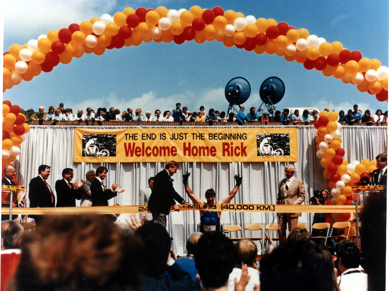 Le 22 mai 1987, célébration en l’honneur de l’arrivée à destination finale par Rick Hansen et son équipe au Oakridge Shopping Centre.