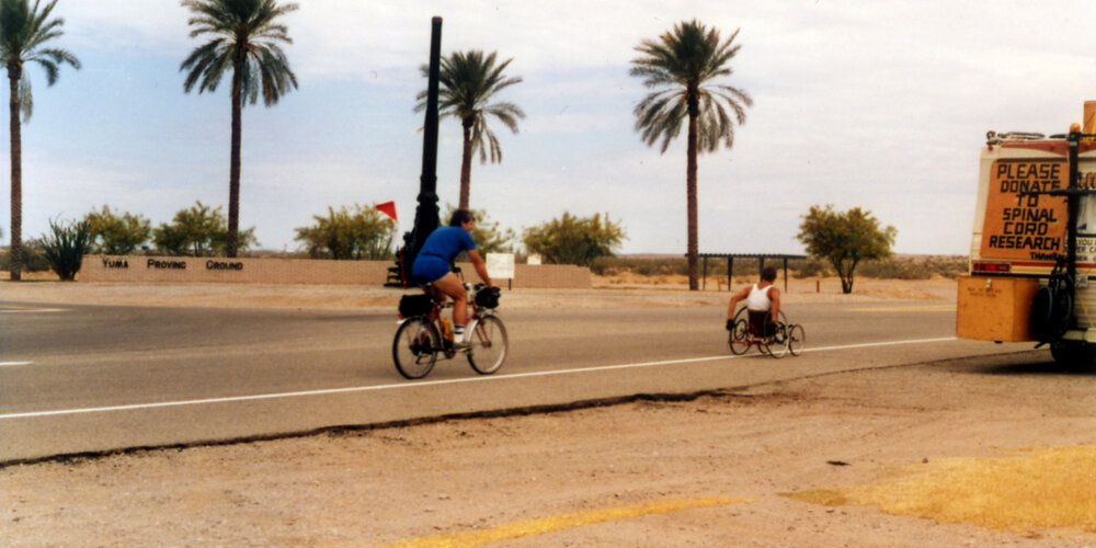 En 1985, Fred Cawsey à vélo aux côtés de M. Hansen en Floride près de Miami.