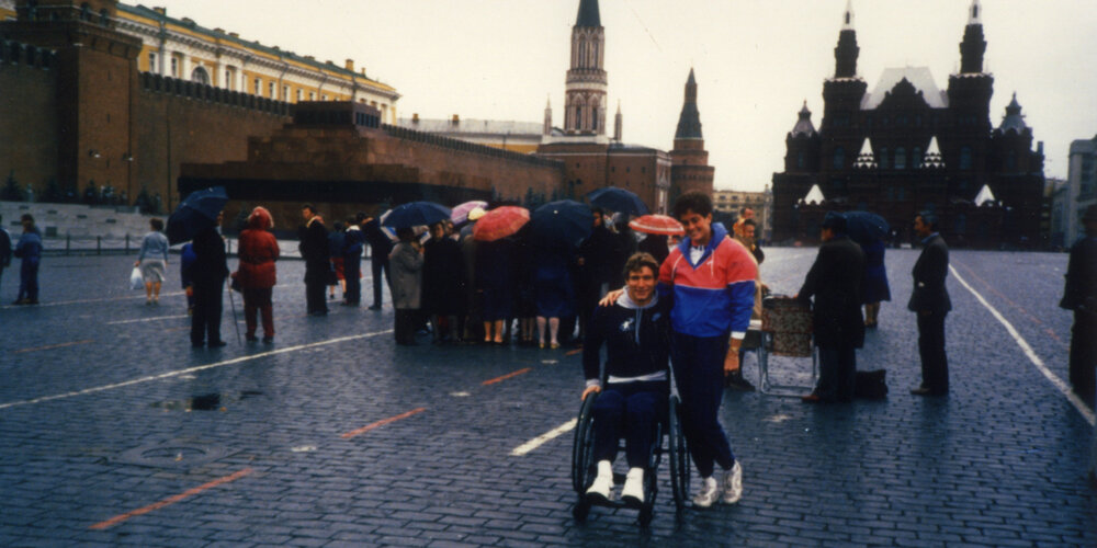 Rick Hansen fait le tour de la place Rouge, à Moscou, en Russie, avec Amanda Reid.