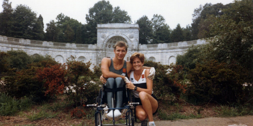 En 1986, Rick et Amanda Hansen pendant la Tournée mondiale Rick Hansen, en Caroline du Sud.