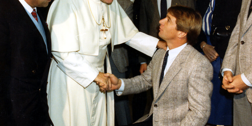 Rick Hansen meets Pope John Paul II in Rome, Italy at the Vatican, during the Man in Motion World Tour.