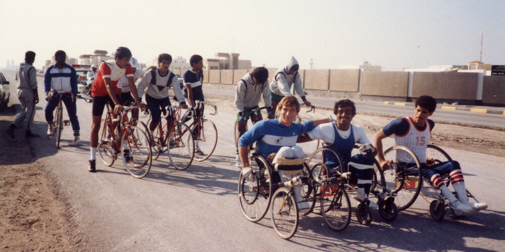 Le 10 décembre, pendant toute la journée, le Muhammad Assam & Hassan Jassan Manama Cycling Sports Club, au Bahreïn, a accompagné à vélo M. Hansen.