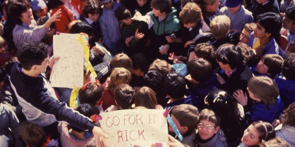 Le 21 mars 1985, Rick Hansen tout juste avant le départ du Oakridge Centre.