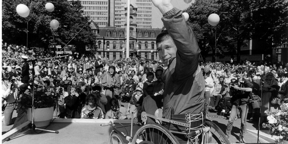 Rick Hansen à Halifax, en Nouvelle-Écosse, devant une foule d’environ 7 000 personnes.