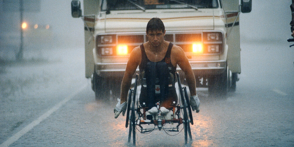 Rick Hansen continue son parcours sous la pluie, à Salem, en Oregon.