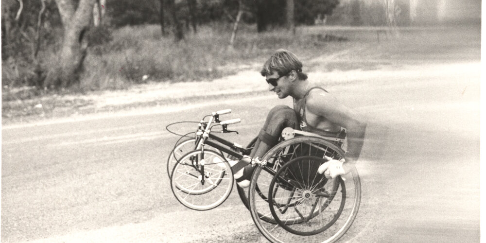 Rick Hansen fait un « cabré » dans son fauteuil roulant, en Australie.