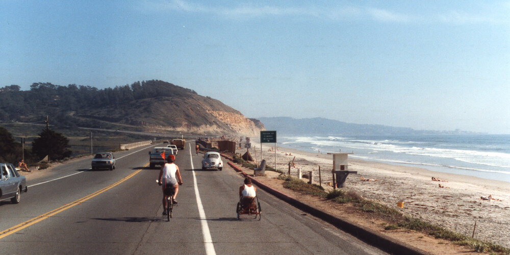 Rick Hansen pousse son fauteuil roulant sur la côte de la Californie.