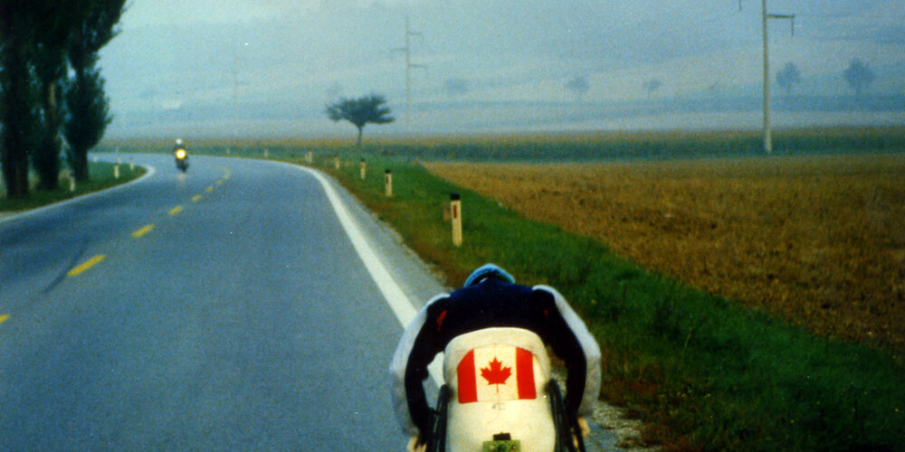 En août 1985, Rick Hansen pousse son fauteuil roulant sur une route en Allemagne de l’Ouest.