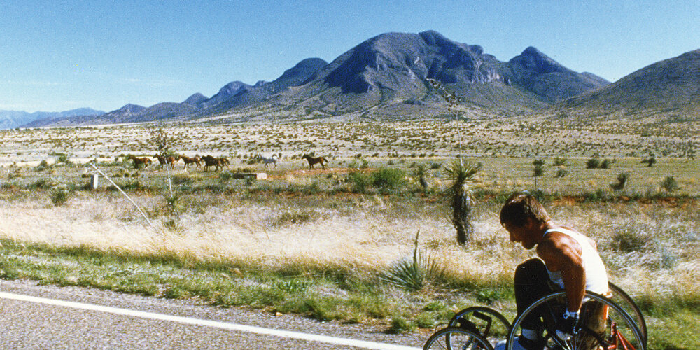 Rick Hansen dans le désert de l’Arizona où les températures ont atteint jusqu’à 104 degrés.