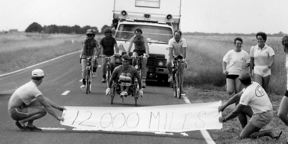 Rick Hansen franchit la marque de 12 000 milles, tout juste à l’extérieur de Kingston, en Australie.